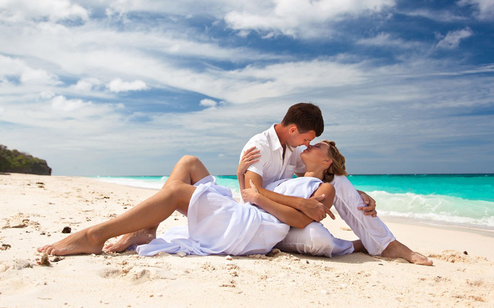Couple Romantic Pics On Beach - HD Wallpaper 