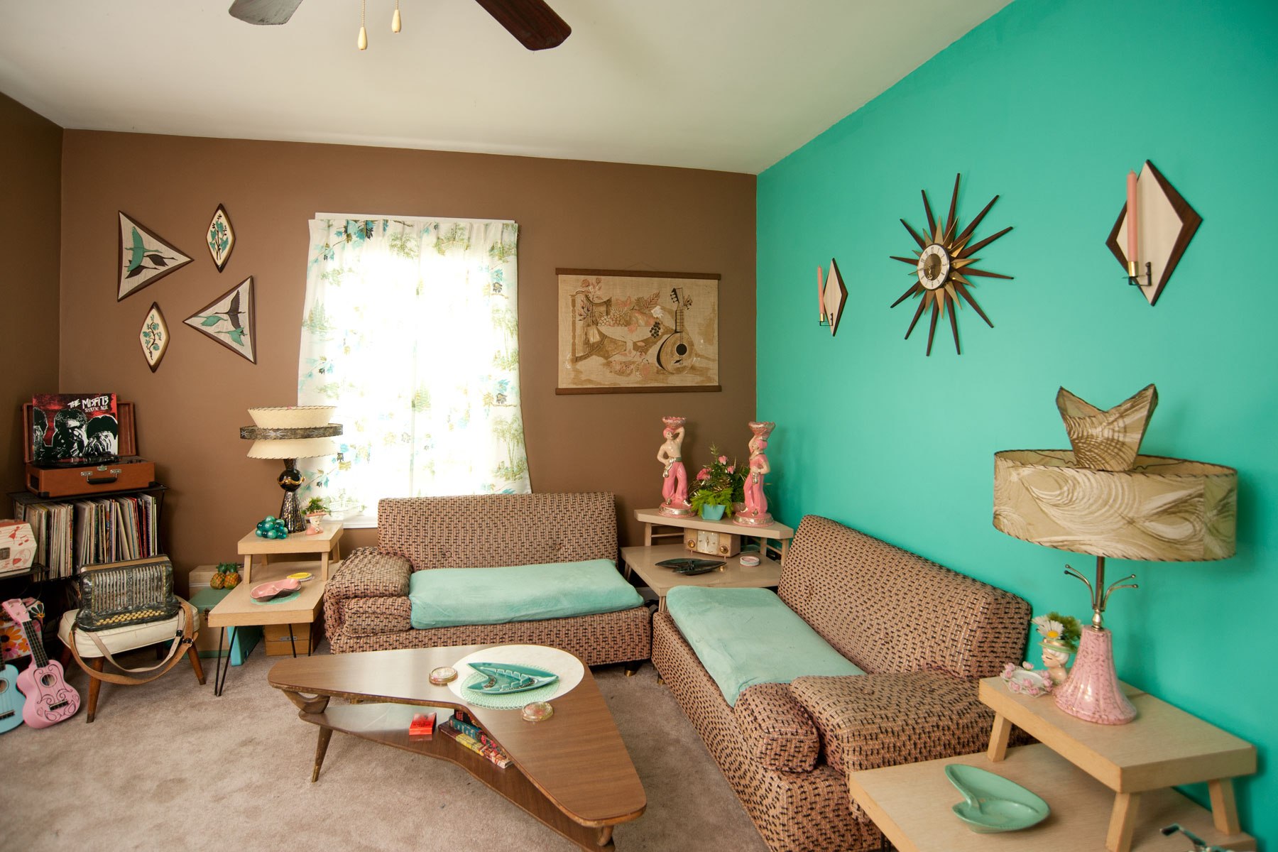 Light Brown And Turquoise Room - HD Wallpaper 