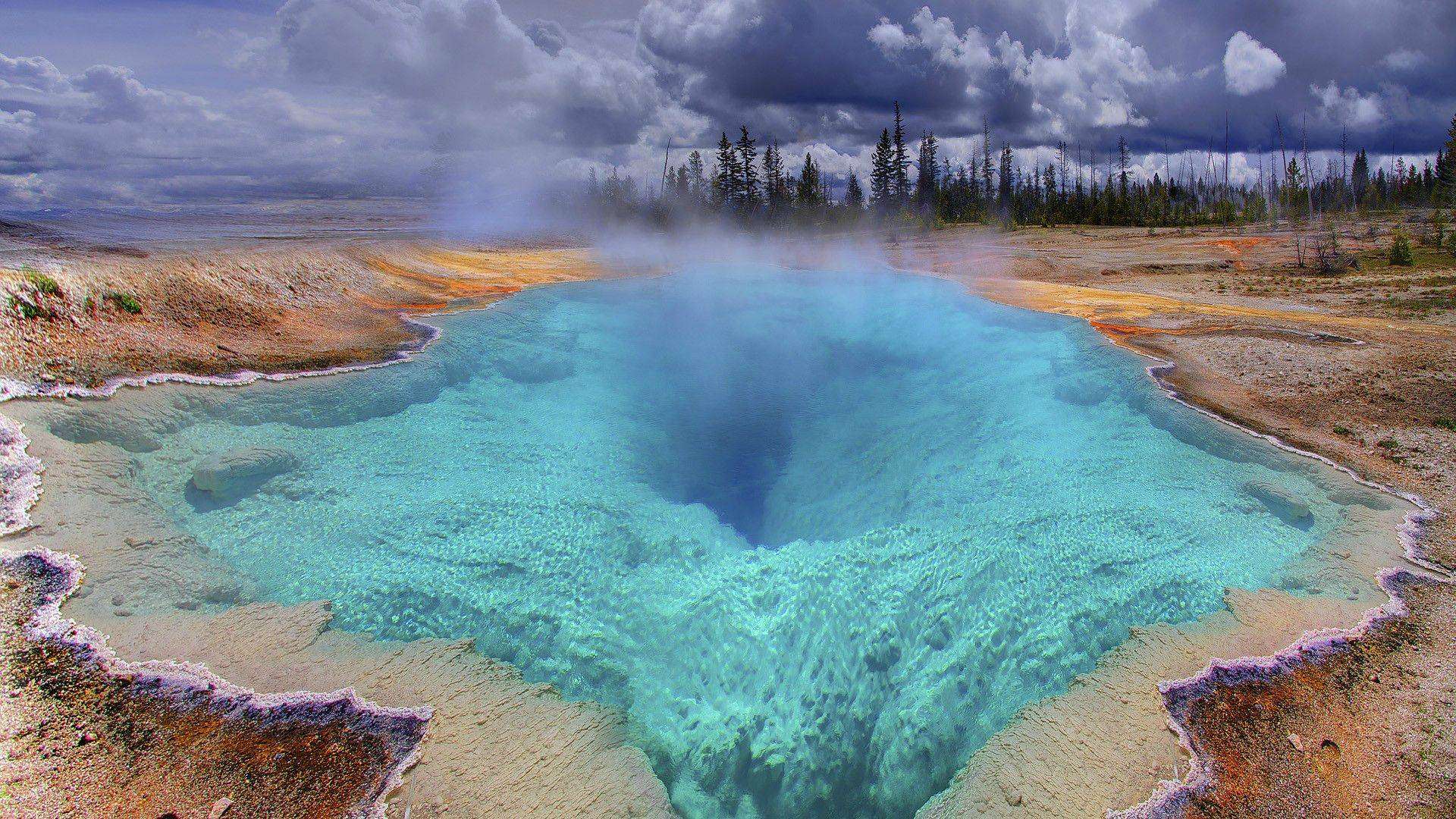 The Deep Blue Hole In Yellowstone Park Hd Wallpaper - Blue Hole Yellowstone - HD Wallpaper 