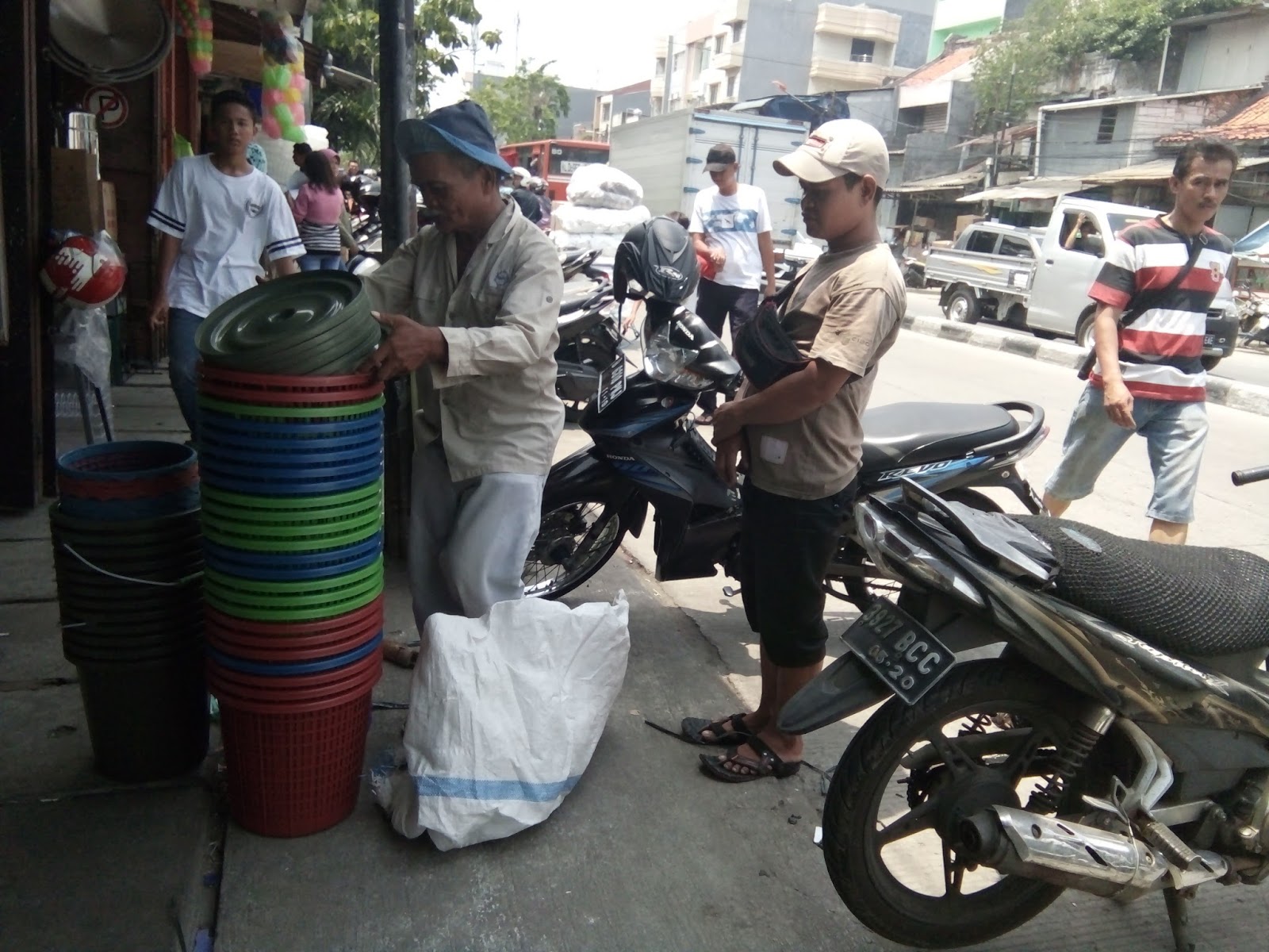 Pasar Pagi Asemka - Motorcycle - HD Wallpaper 