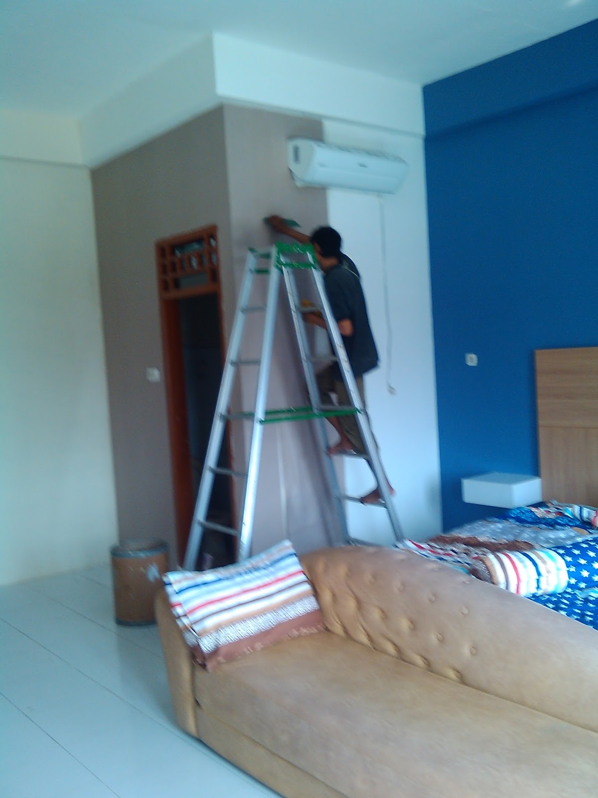 Studio Couch - HD Wallpaper 