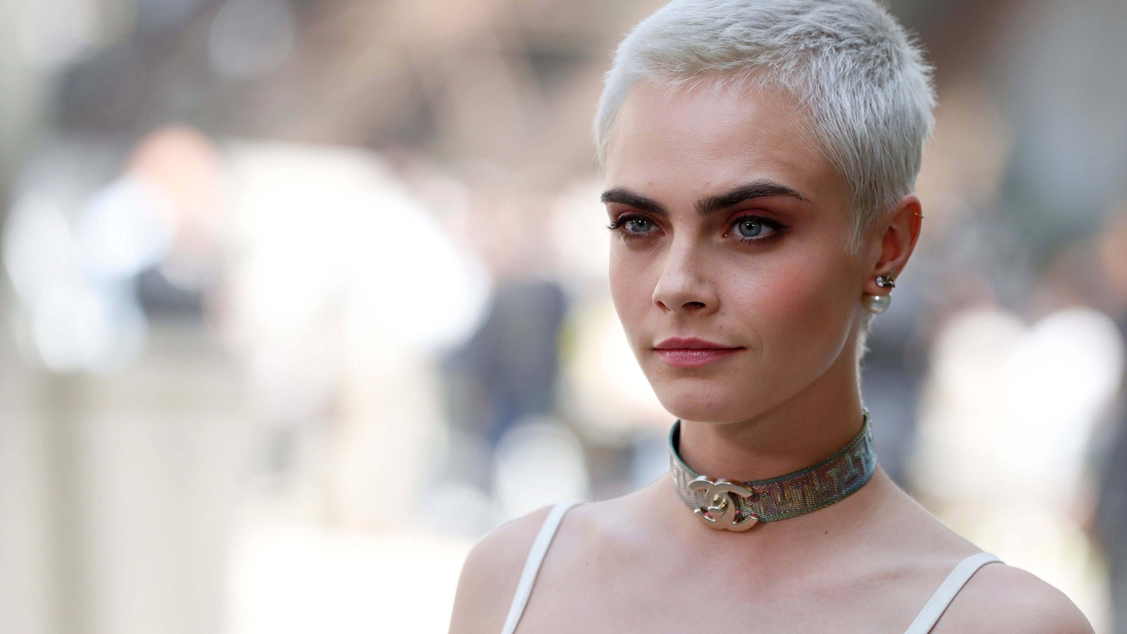 2017 Cara Delevingne 4k - Cara Delevingne Short Blonde Hair - HD Wallpaper 