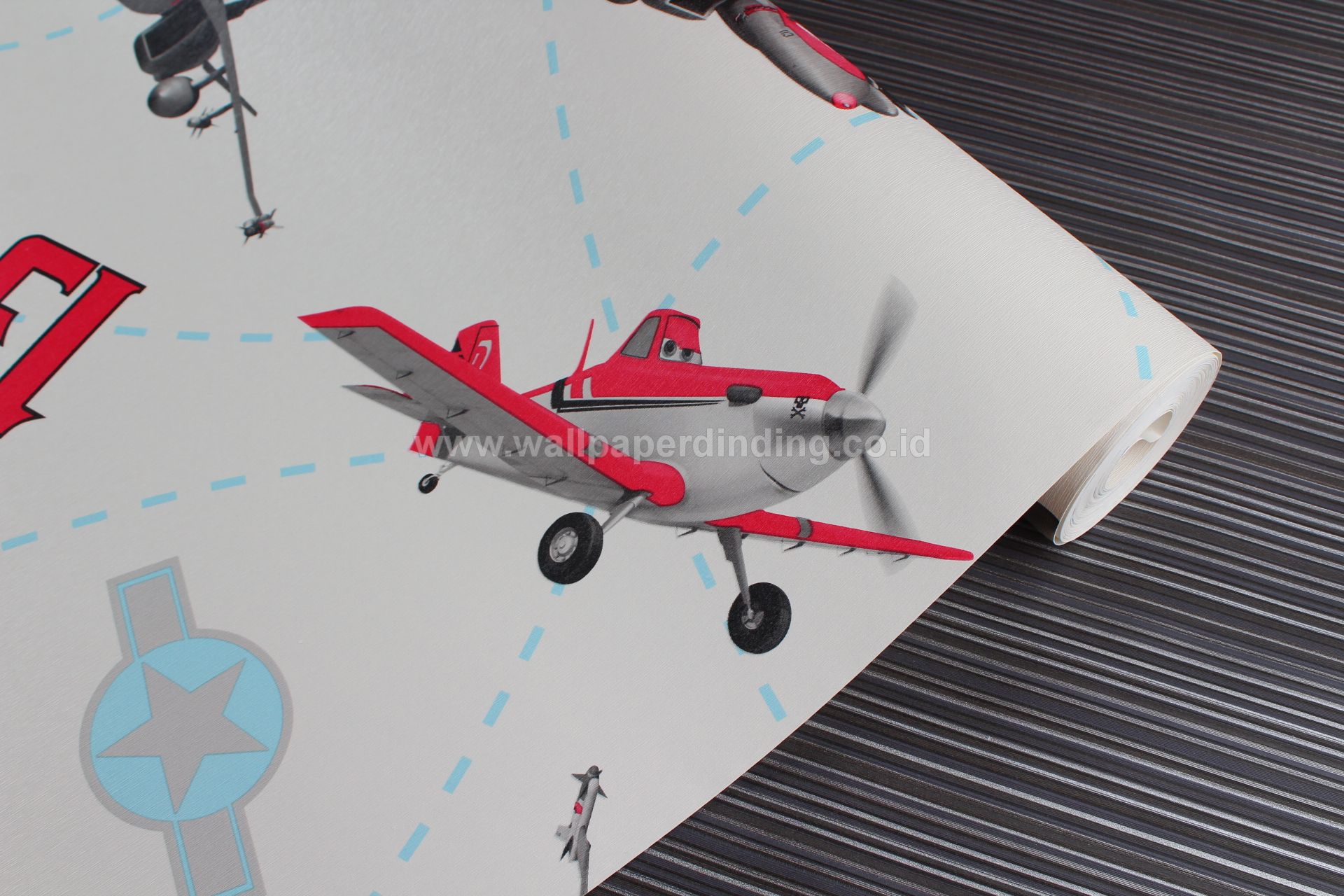 Wallpaper Dinding Anak Pesawat Merah Putih - Dinding Gambar Pesawat - HD Wallpaper 
