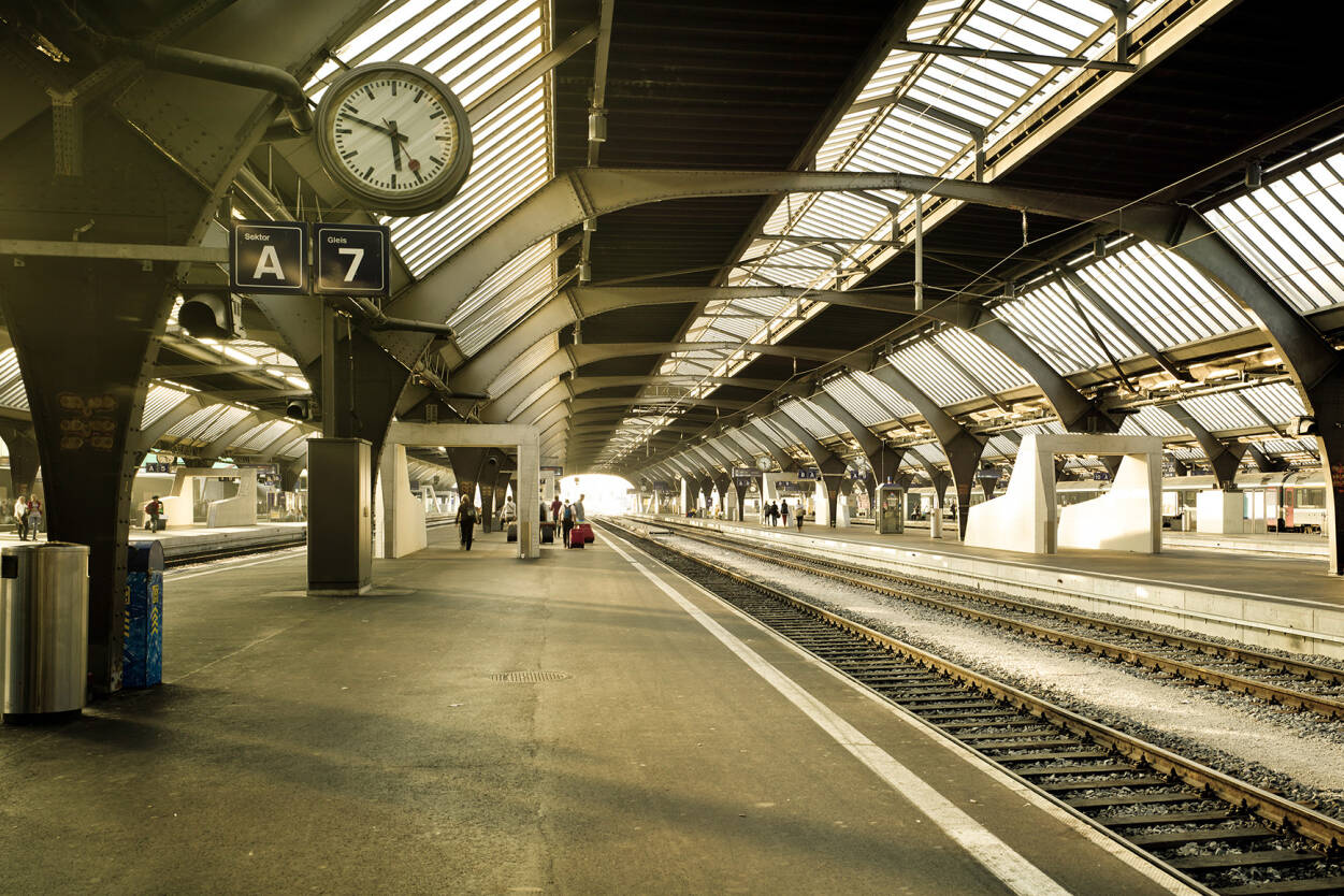 Livingwalls Photo Wallpaper Empty Station - Empty Station - HD Wallpaper 