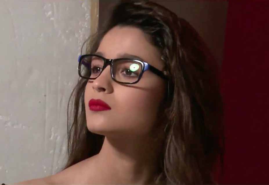 Alia Bhatt Look Pretty In Black Frame Goggle Wallpapers - Girl - HD Wallpaper 