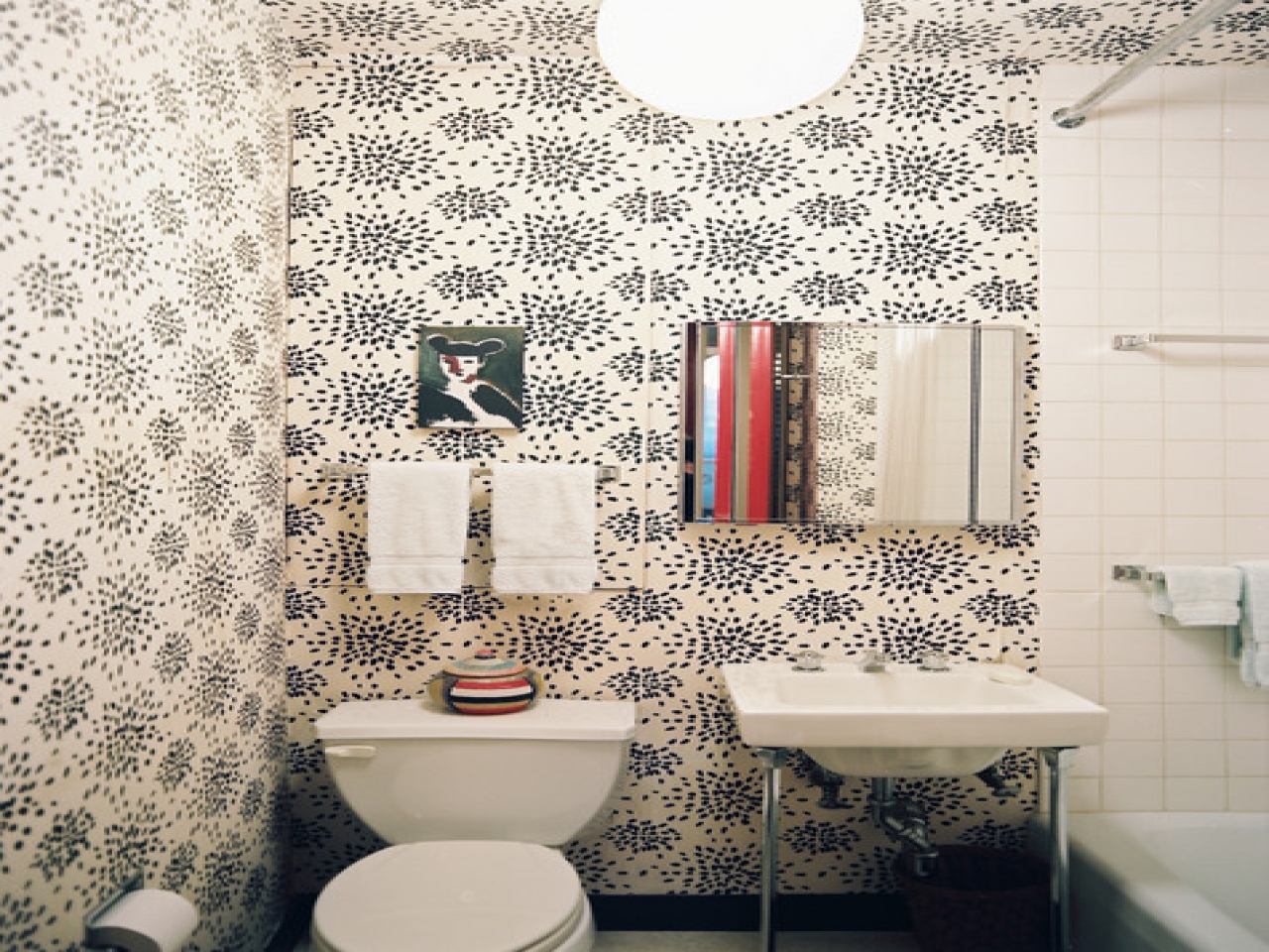Old Bathroom Wallpaper Black White Patterned Jezkxxdsyxal - Popular Wallpaper For Bathroom - HD Wallpaper 