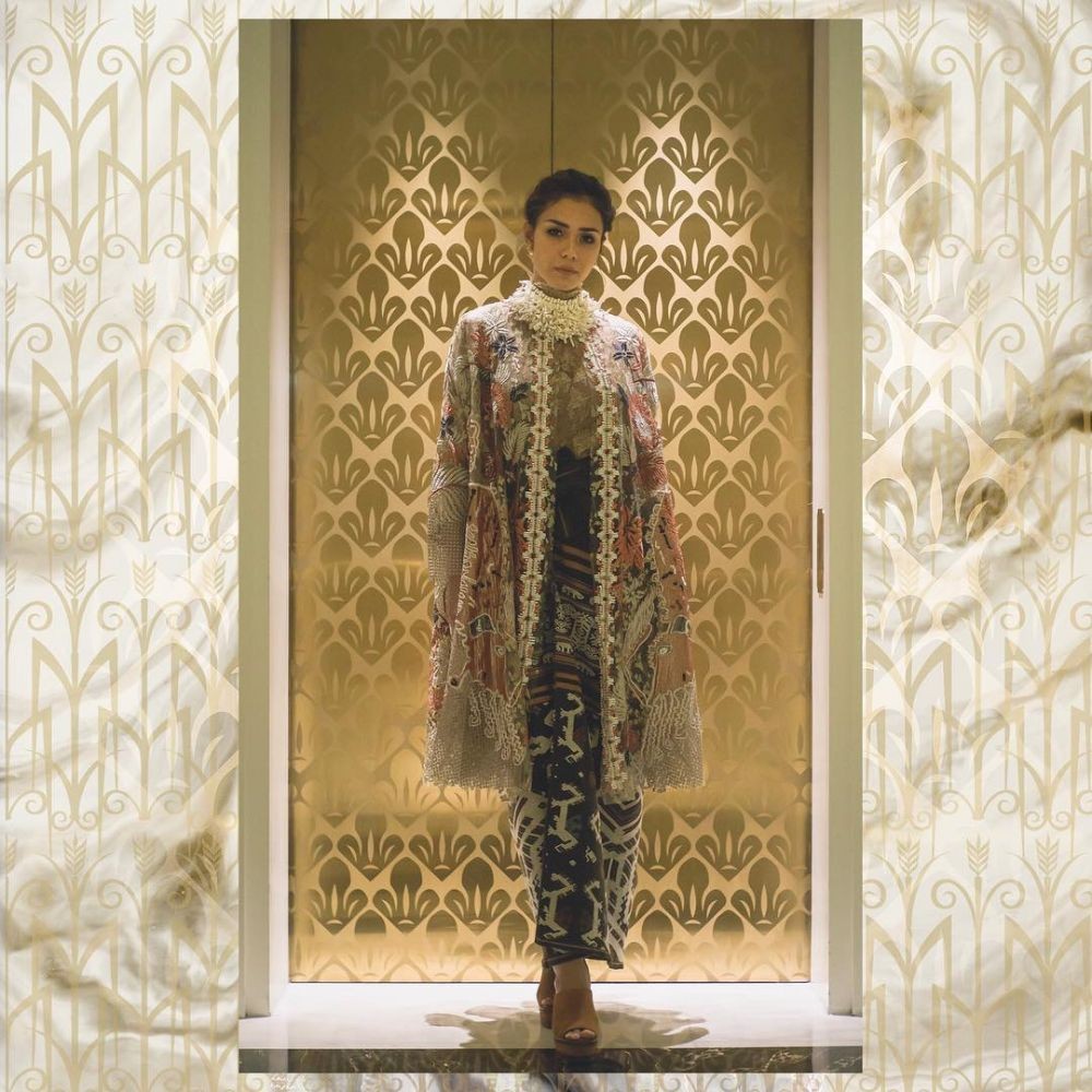 Simple Dan Keren, 8 Desain Batik Modern Ala Seleb Tanah - Model Kebaya Modern Loose Brokat - HD Wallpaper 