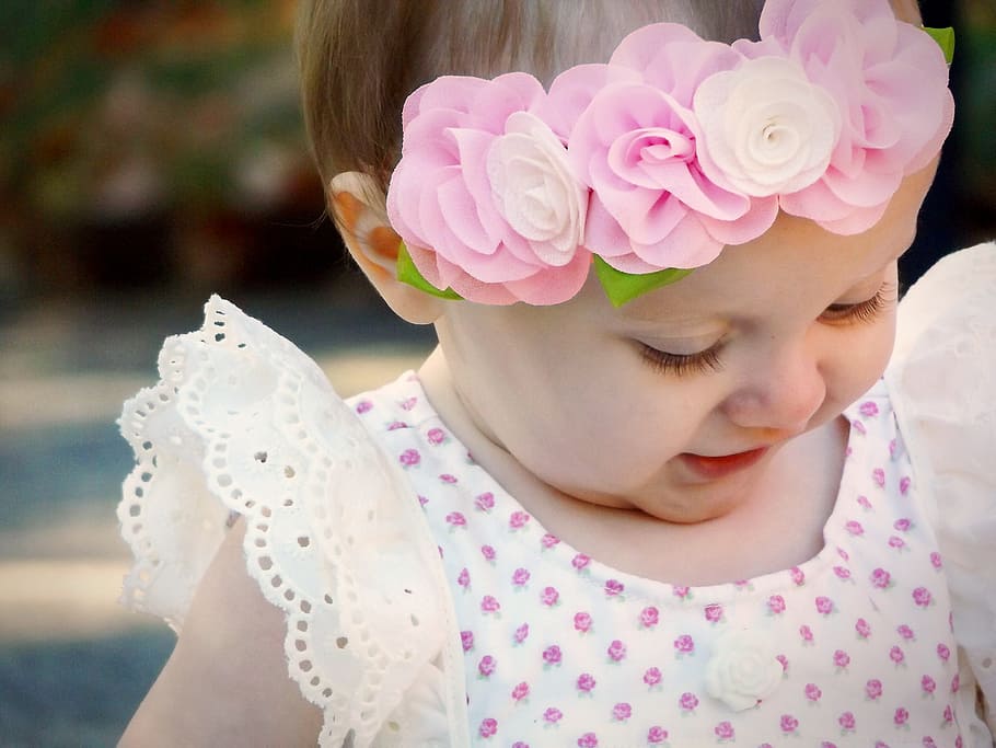 Girl Wearing Pink And White Polka Dots Dress And Flower - Bebe Con Rosa - HD Wallpaper 