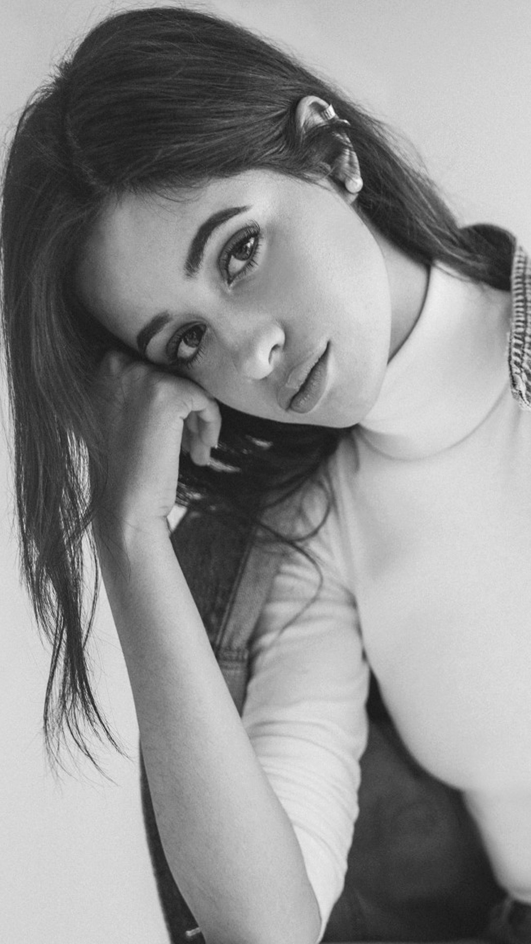 Camila Cabello Cute Black & White Photoshoot Hd Mobile - Camila Cabello Black And White - HD Wallpaper 