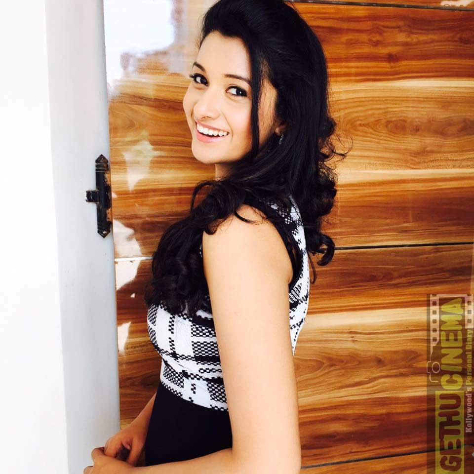 Priya Bhavani Shankar - Priya Bhavani Shankar Hot Back - HD Wallpaper 