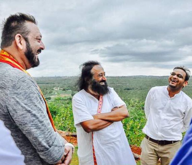 Zvfdh - Sri Ravi Shankar Shri Sanjay Dutt - HD Wallpaper 