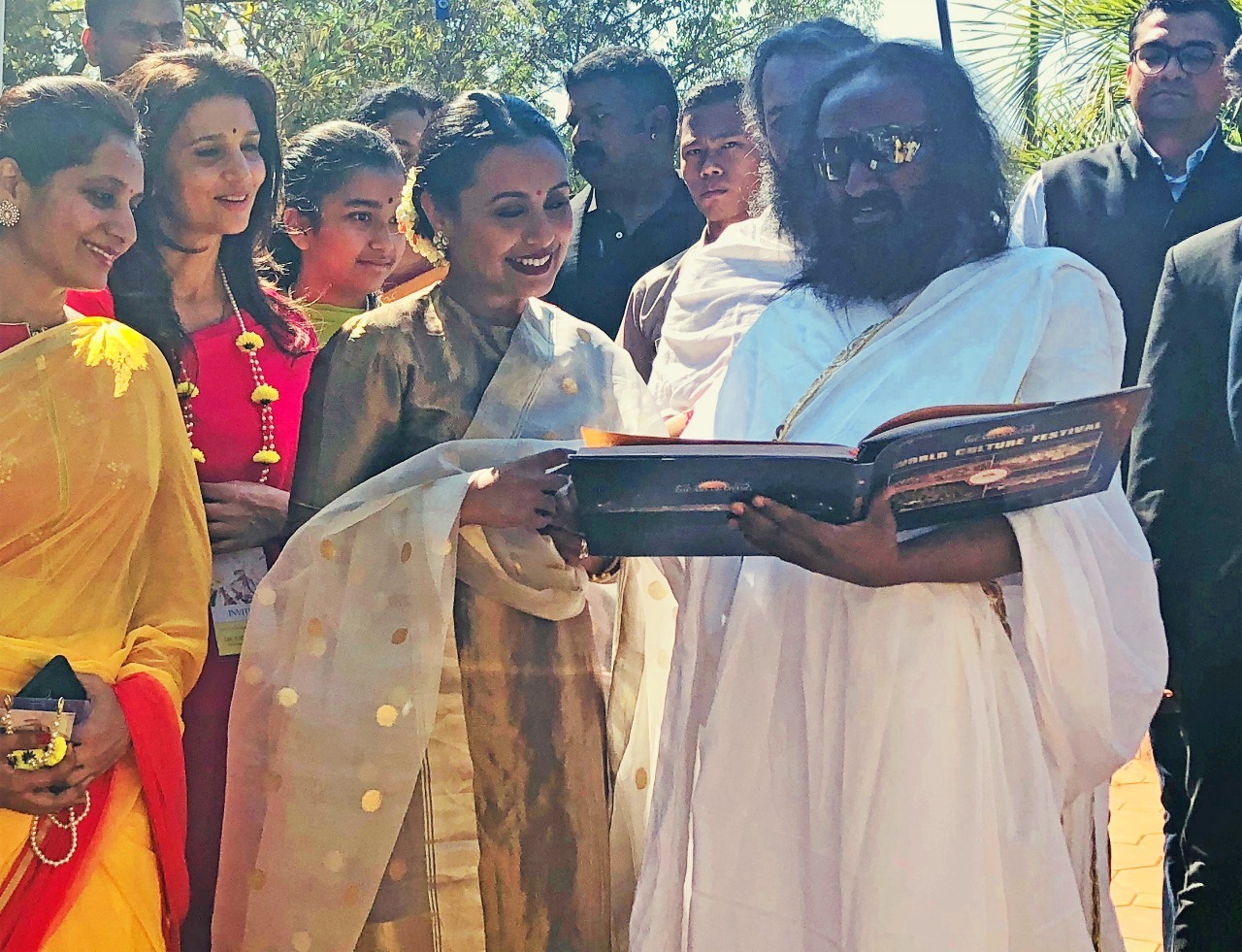 Photos,rani Mukerji,sri Sri Ravi Shankar,hichki - Sri Sri Ravi Shankar Troll - HD Wallpaper 