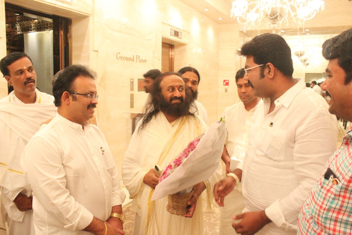 Sri Sri Ravi Shankar With Ilayaraja - HD Wallpaper 