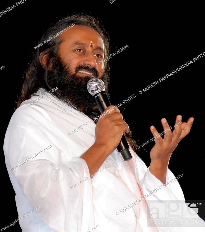 Gurudev Sri Sri Ravi Shankar At Yoga Camp, Mumbai, - Singing - HD Wallpaper 