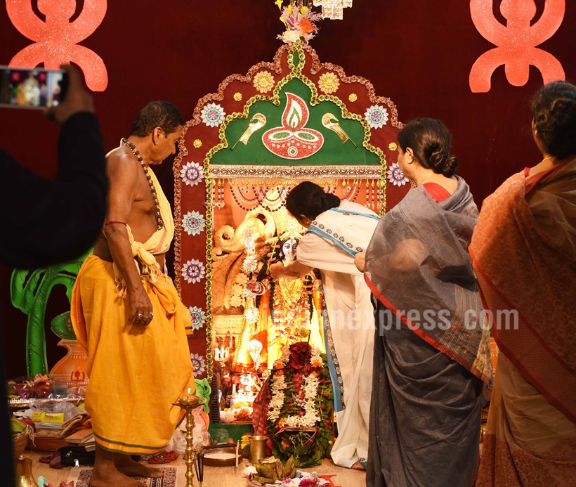 20 Mamatas Kalipuja - Mamata Banerjee Bari Kali Puja - HD Wallpaper 