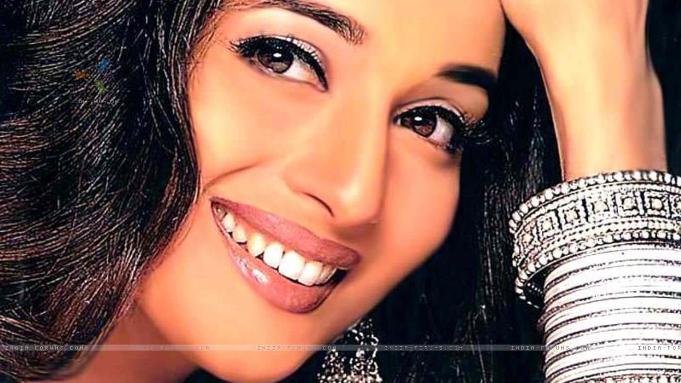 Madhuri Dixit Close Up - HD Wallpaper 