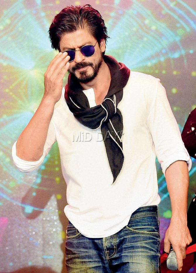 Shahrukh Khan Car Wallpaper - Shahrukh Khan Chennai Express - HD Wallpaper 