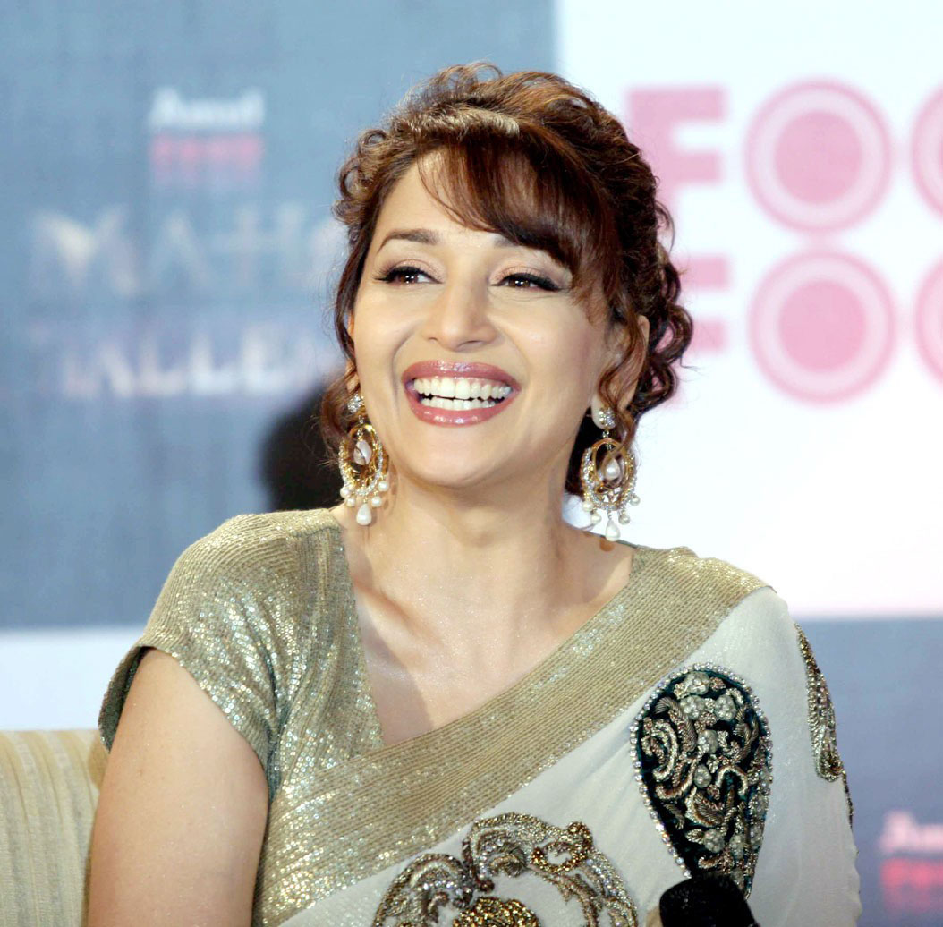 Madhuri Dixit Hot In Saree - HD Wallpaper 