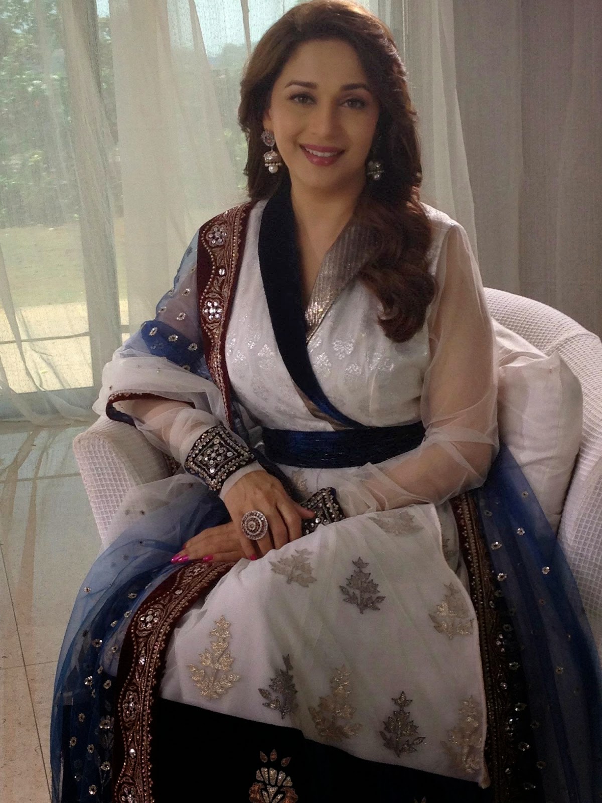 Madhuri Dixit Hot Hd Wallpapers Free Download - HD Wallpaper 