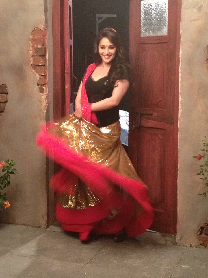 Madhuri Dixit Wallpapers Free Download Indian Hd Wallpaper - Madhuri Dixit Very Beautiful Hd - HD Wallpaper 