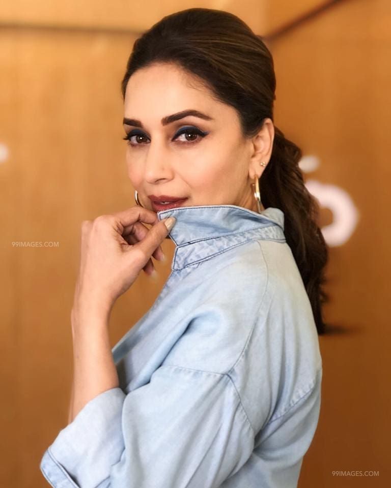 Madhuri Dixit Hot - HD Wallpaper 