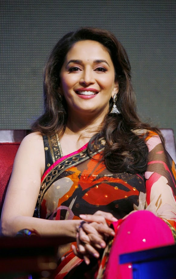 Madhuri Dixit Hot Hd Wallpaper Free Download - Madhuri Dixit In Saree - HD Wallpaper 