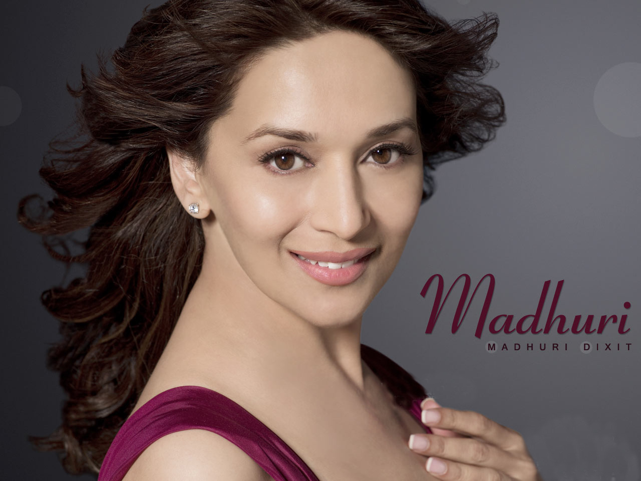 Download Latest Madhuri Dixit Hot Wallpapers For Mobile - Madhuri Dixit - HD Wallpaper 