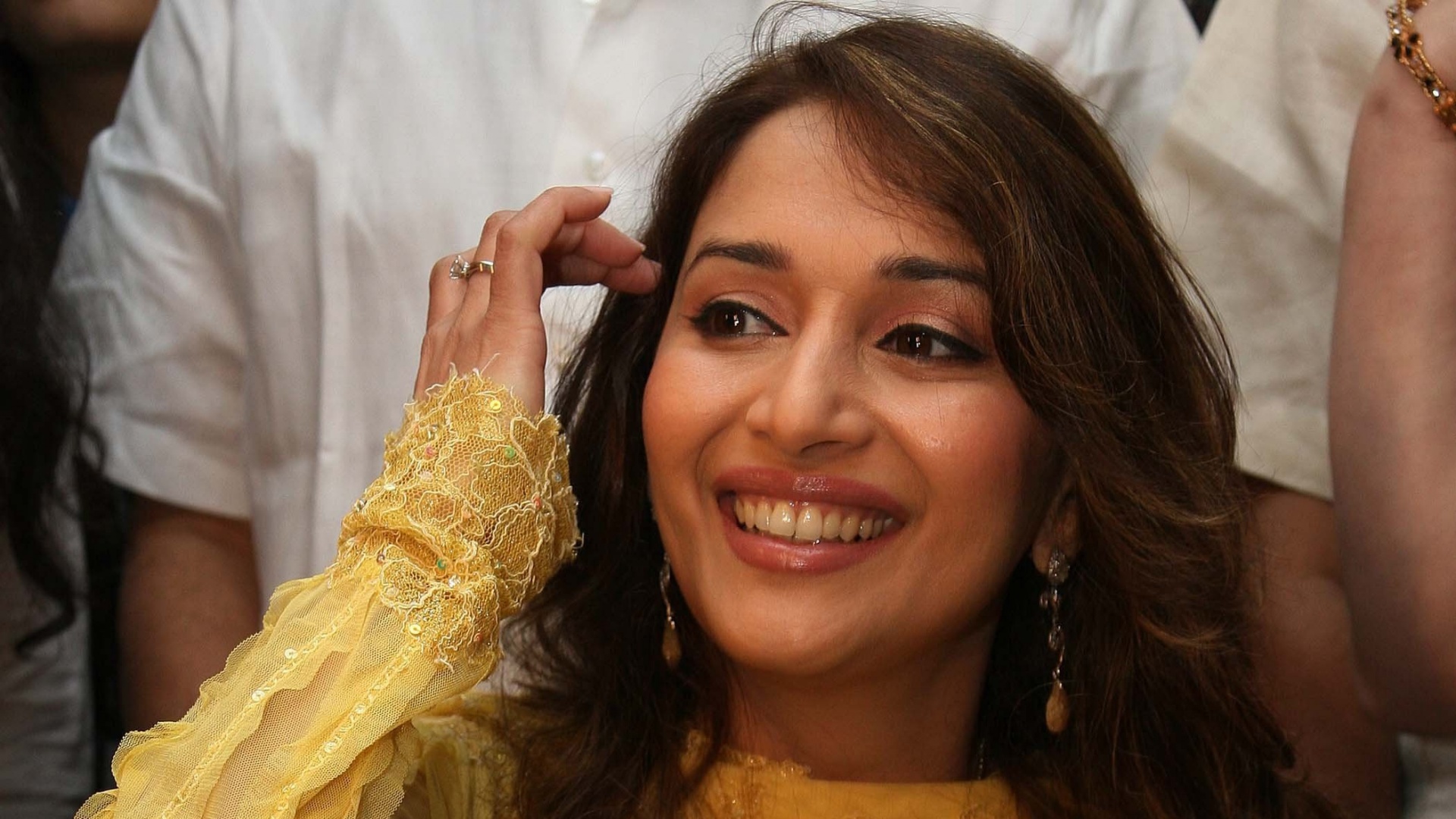 Madhuri Dixit Wallpaper Devdas Full Couch Sofa Images - Girl - HD Wallpaper 