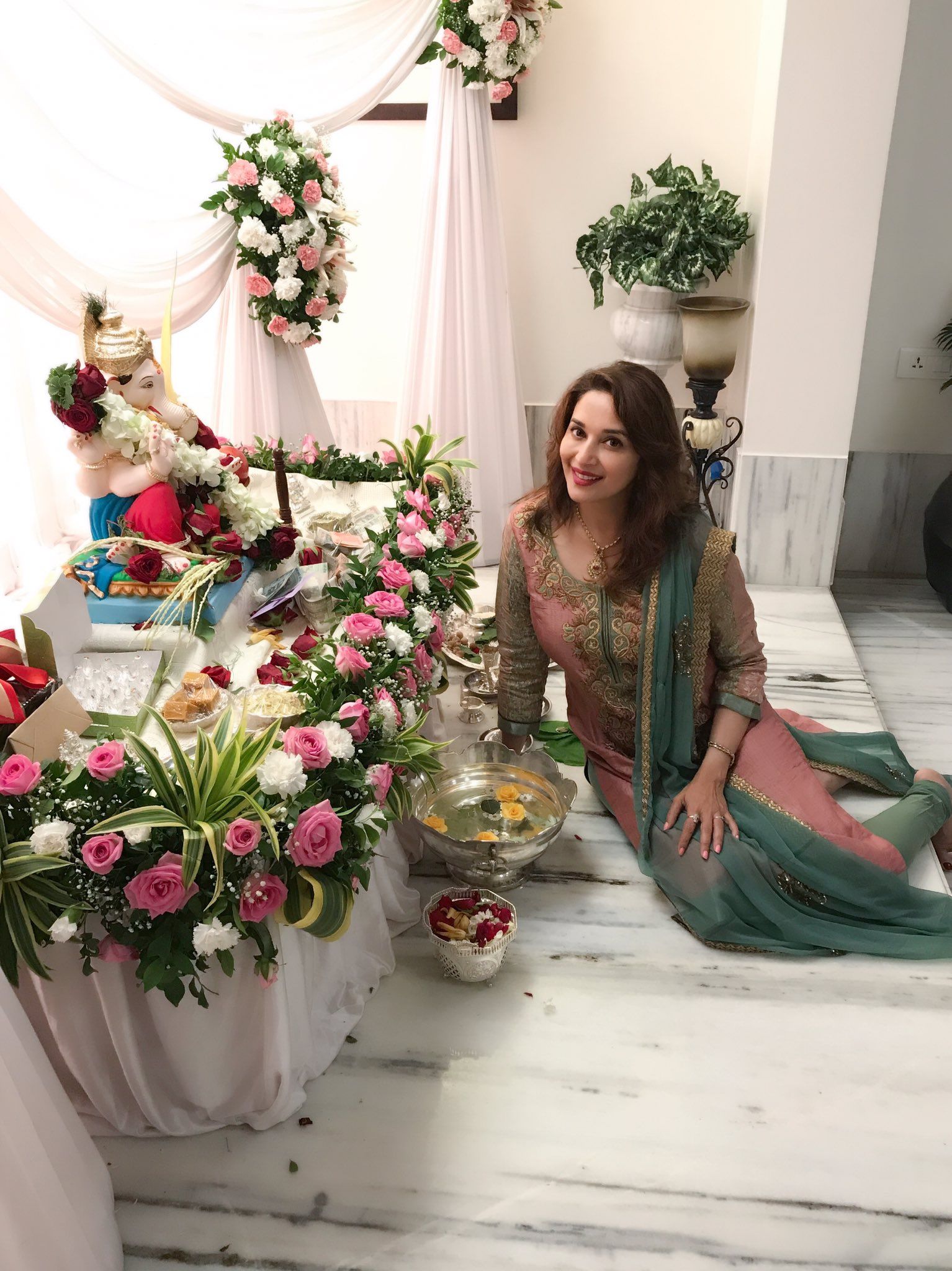 Madhuri Dixit Ganesh Puja - HD Wallpaper 