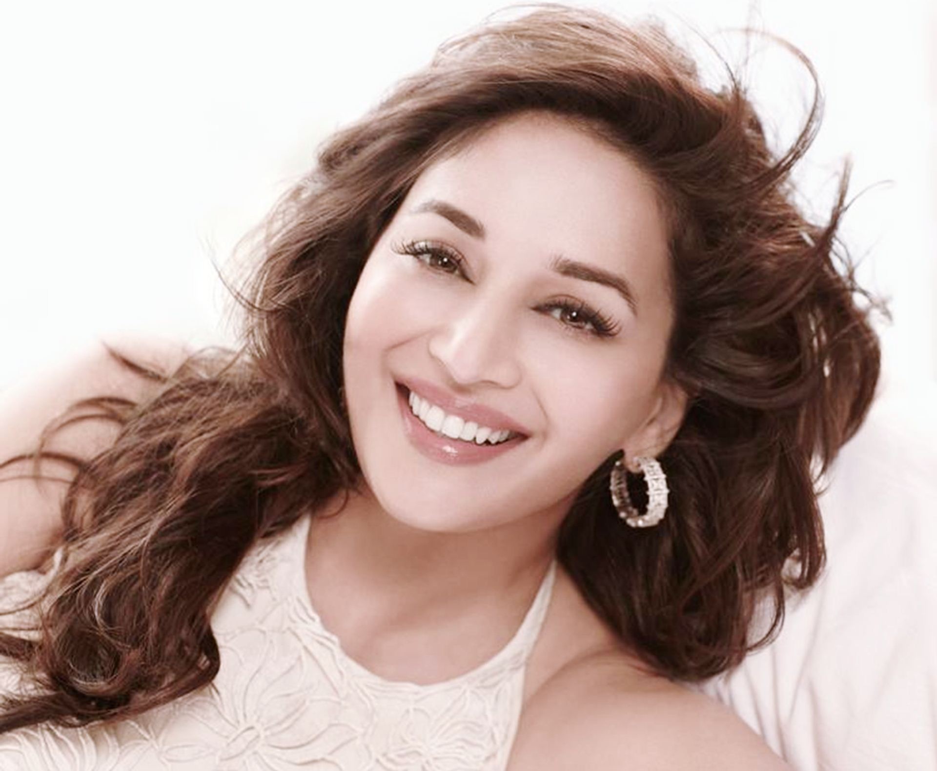 Cute Wallpaper Madhuri Dixit - HD Wallpaper 