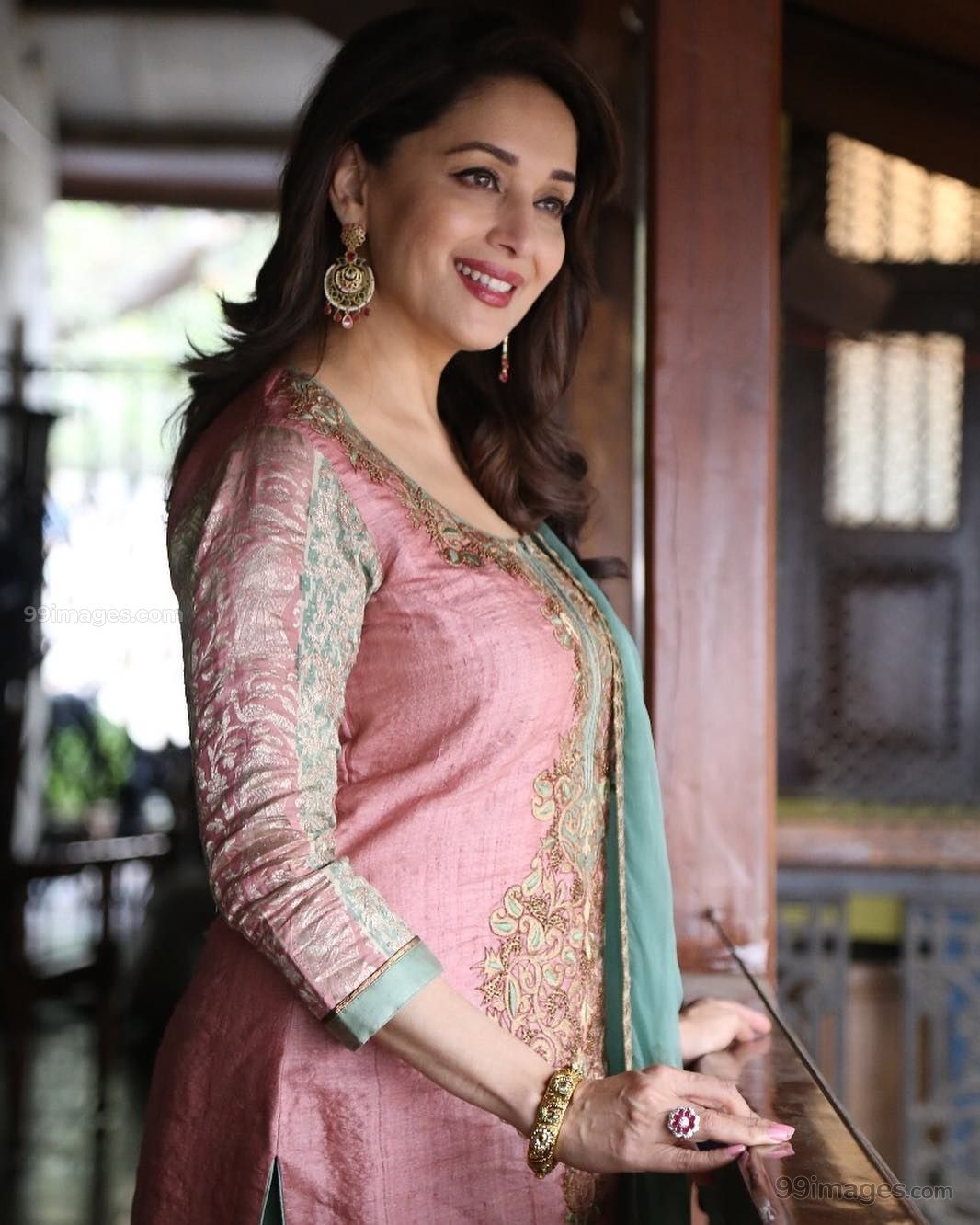 Madhuri Dixit 2019 Images Hd - HD Wallpaper 