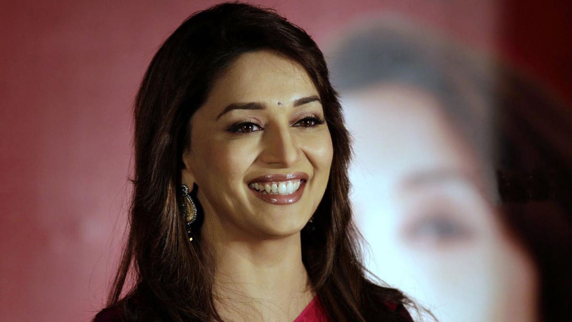 Madhuri Dixit Hd Smile - HD Wallpaper 