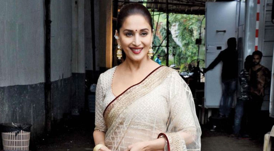 Madhuri Dixit - HD Wallpaper 