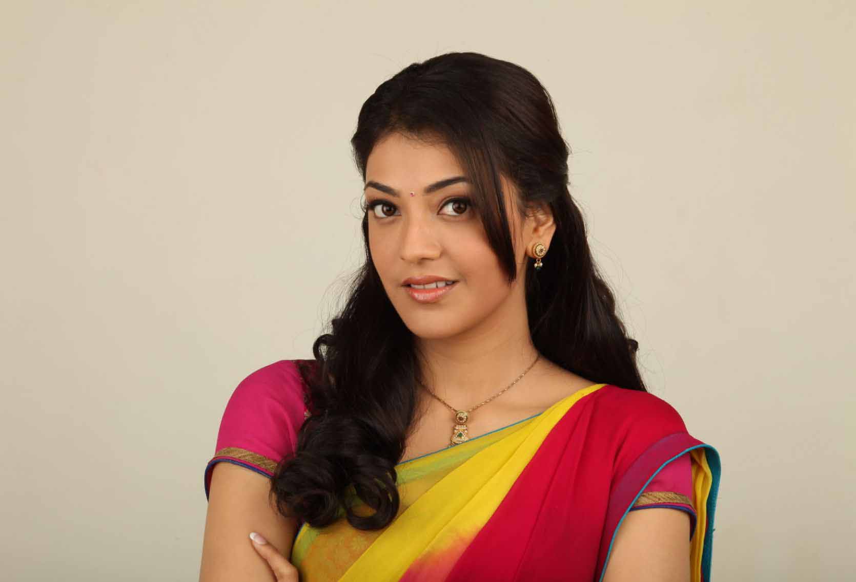 South Indian Celebrity Kajal Agarwal Saree Beautiful - Kajal In Saree Images Hd - HD Wallpaper 