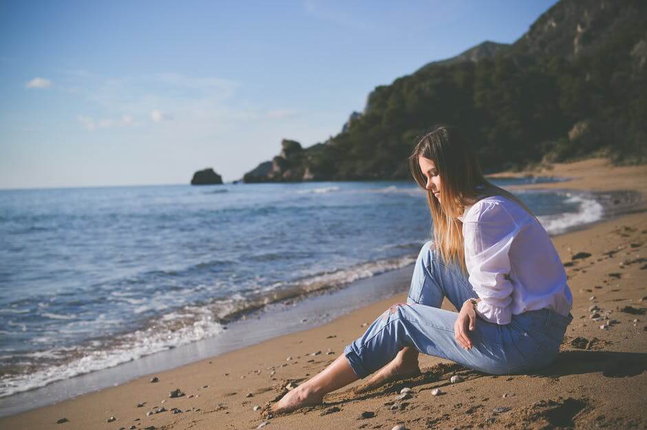 Sad Girl Image For Facebook And Whatsapp - Girl Sitting On Beach - HD Wallpaper 