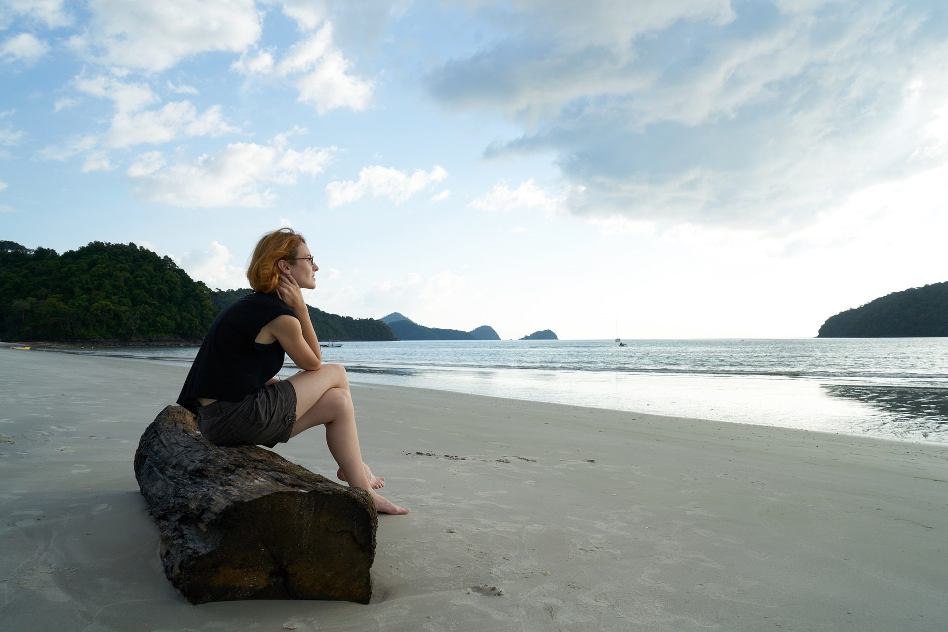 Alone But Happy Girl Wallpaper With Sea Beach Background - Alone Girl In Beach - HD Wallpaper 