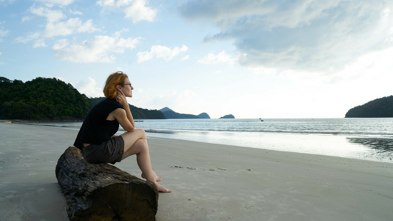 Sad Girl On Sea Breach - Reencuentro Con Uno Mismo - HD Wallpaper 