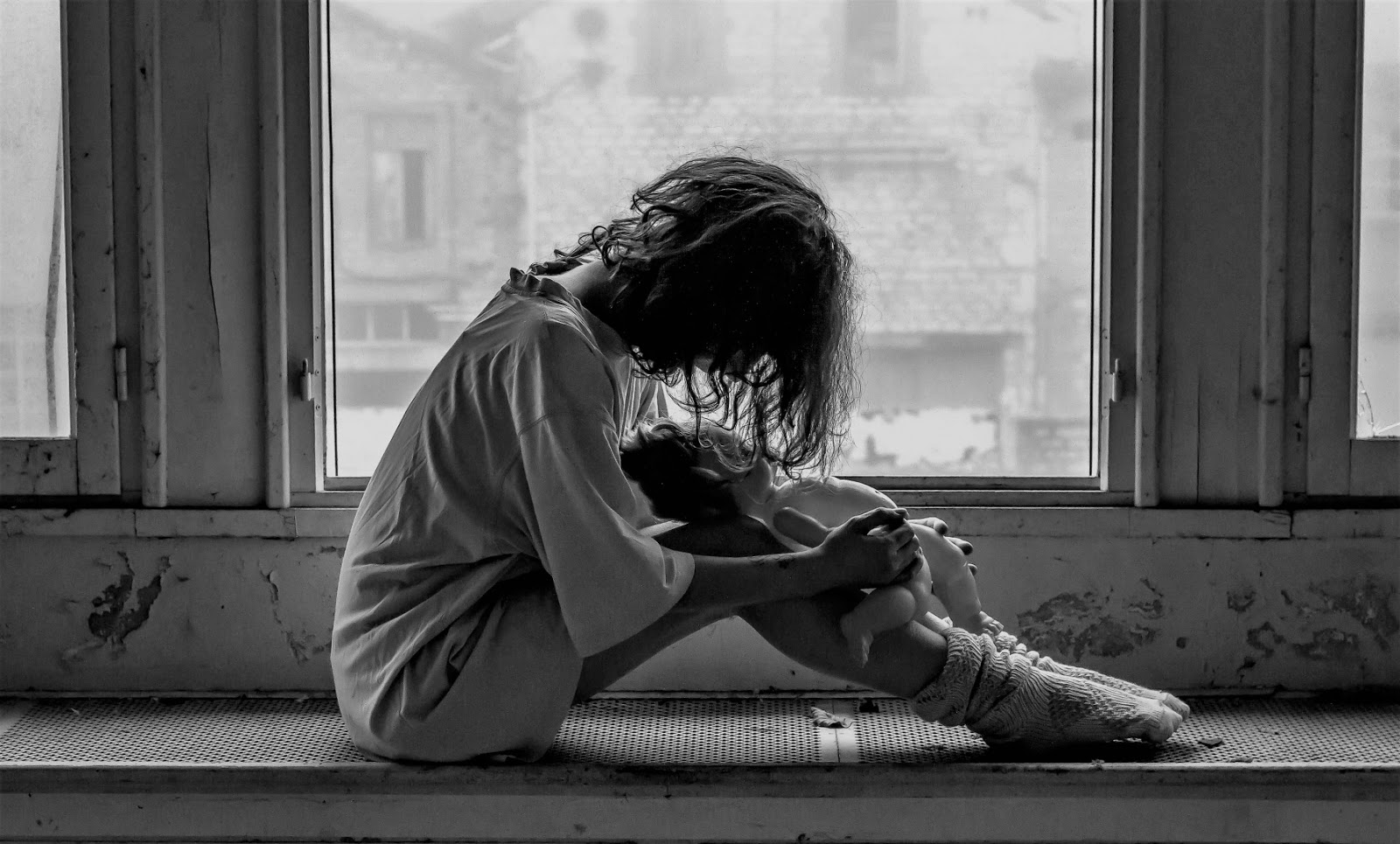 Images Of Sad Girl Sitting Alone Hd - Girl Sitting Alone Sad - HD Wallpaper 