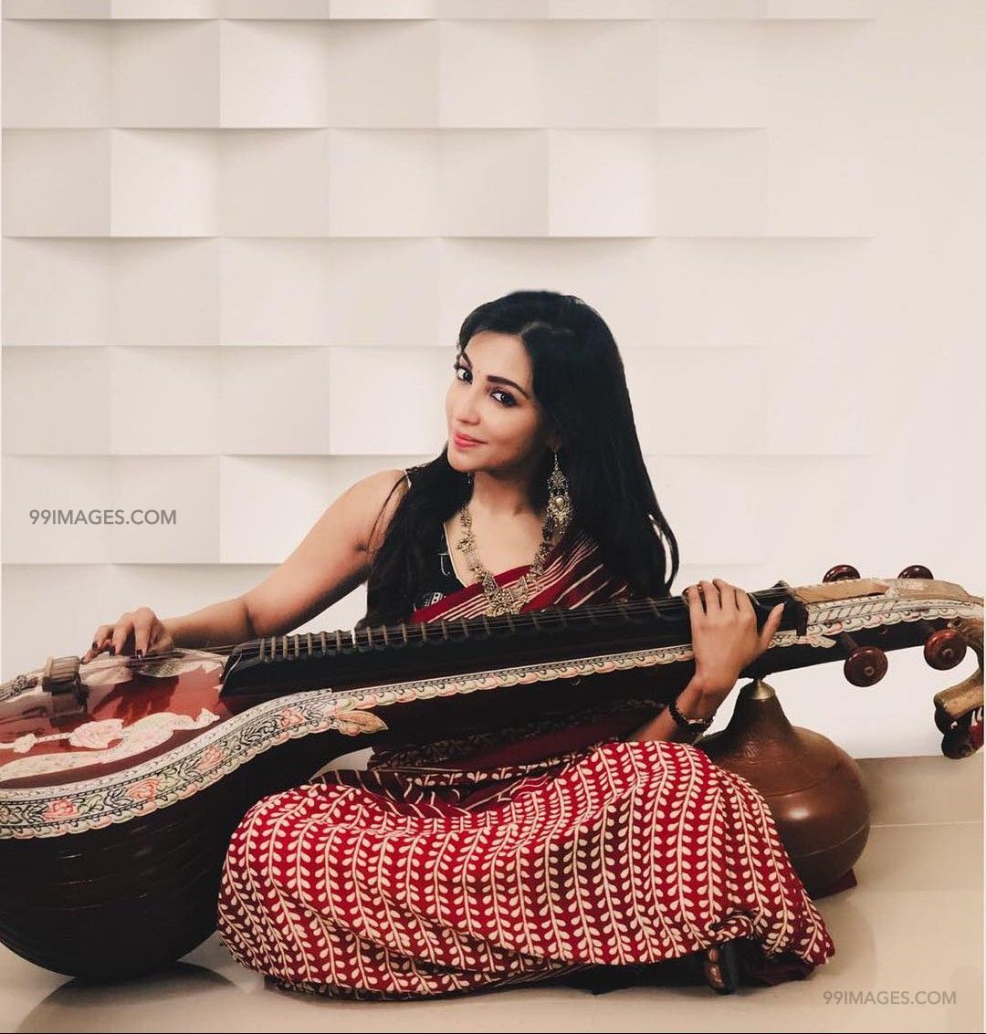 Parvathy Nair Beautiful Photos & Mobile Wallpapers - Indian Musical Instruments - HD Wallpaper 