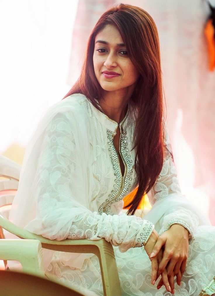 Ileana D Cruz Cute - HD Wallpaper 