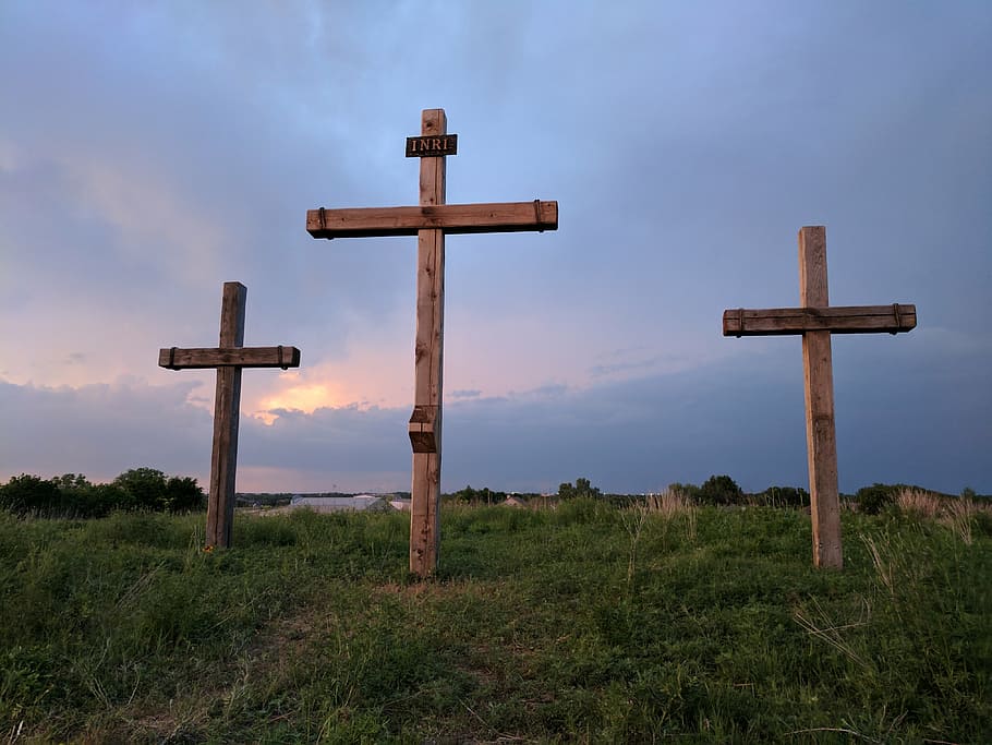 Three Brown Wooden Cross On Grass Hill, Easter, Crosses, - Christians Easter 2019 - HD Wallpaper 