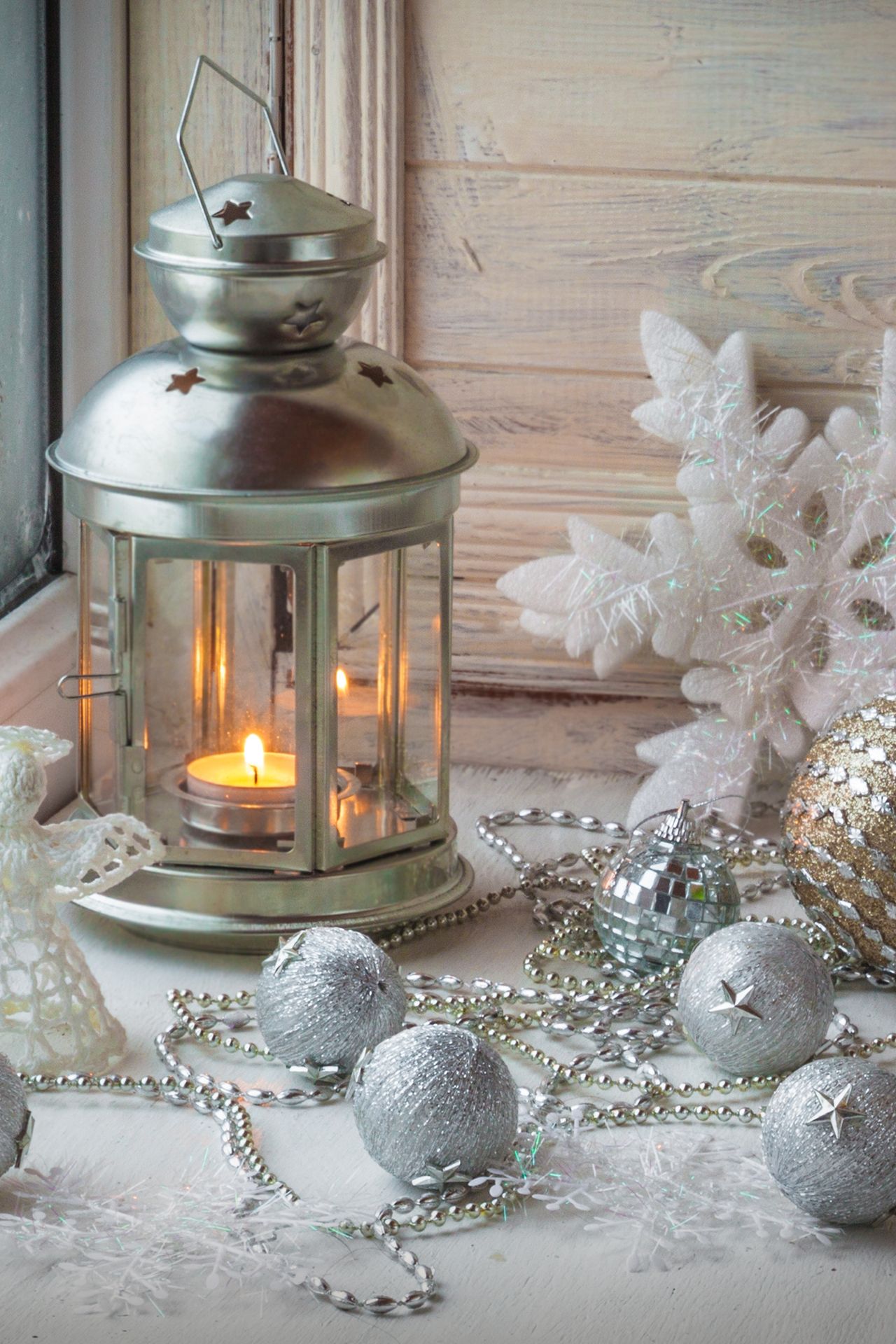 Candle Silver Balls Winter Snow Merry Christmas - Candle Wallpaper For Mobile - HD Wallpaper 