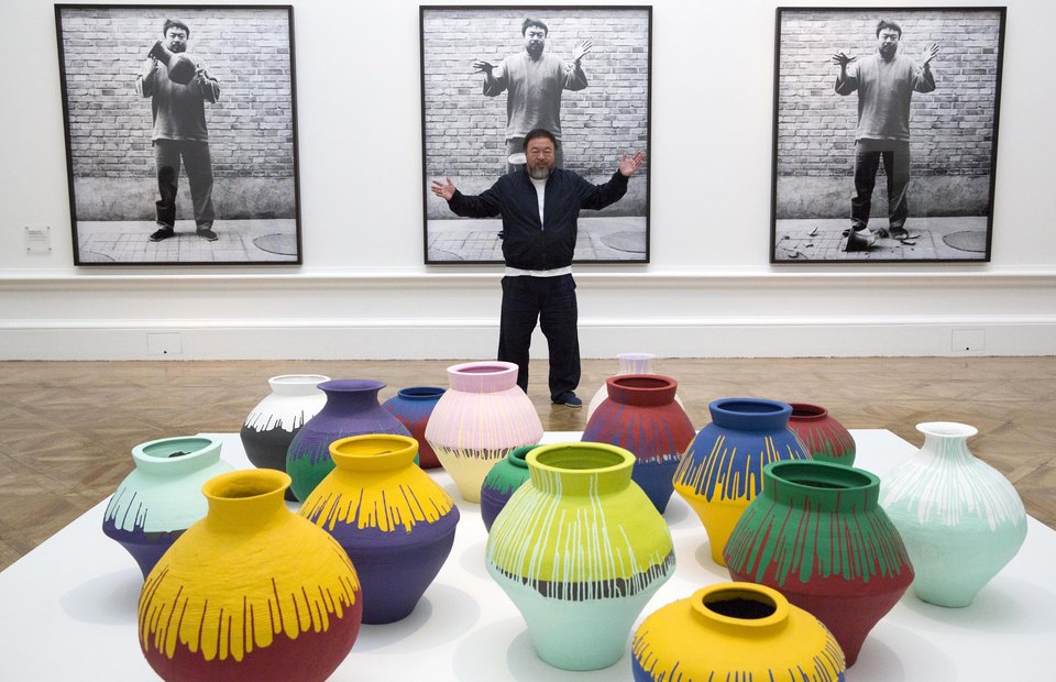 Ai Weiwei Dropping A Han - HD Wallpaper 