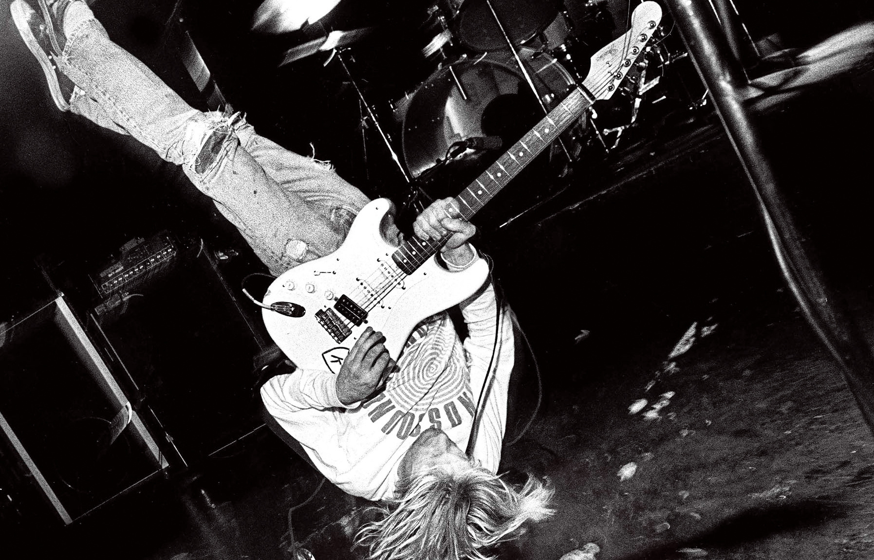 Kurt Cobain Upside Down Guitar - HD Wallpaper 
