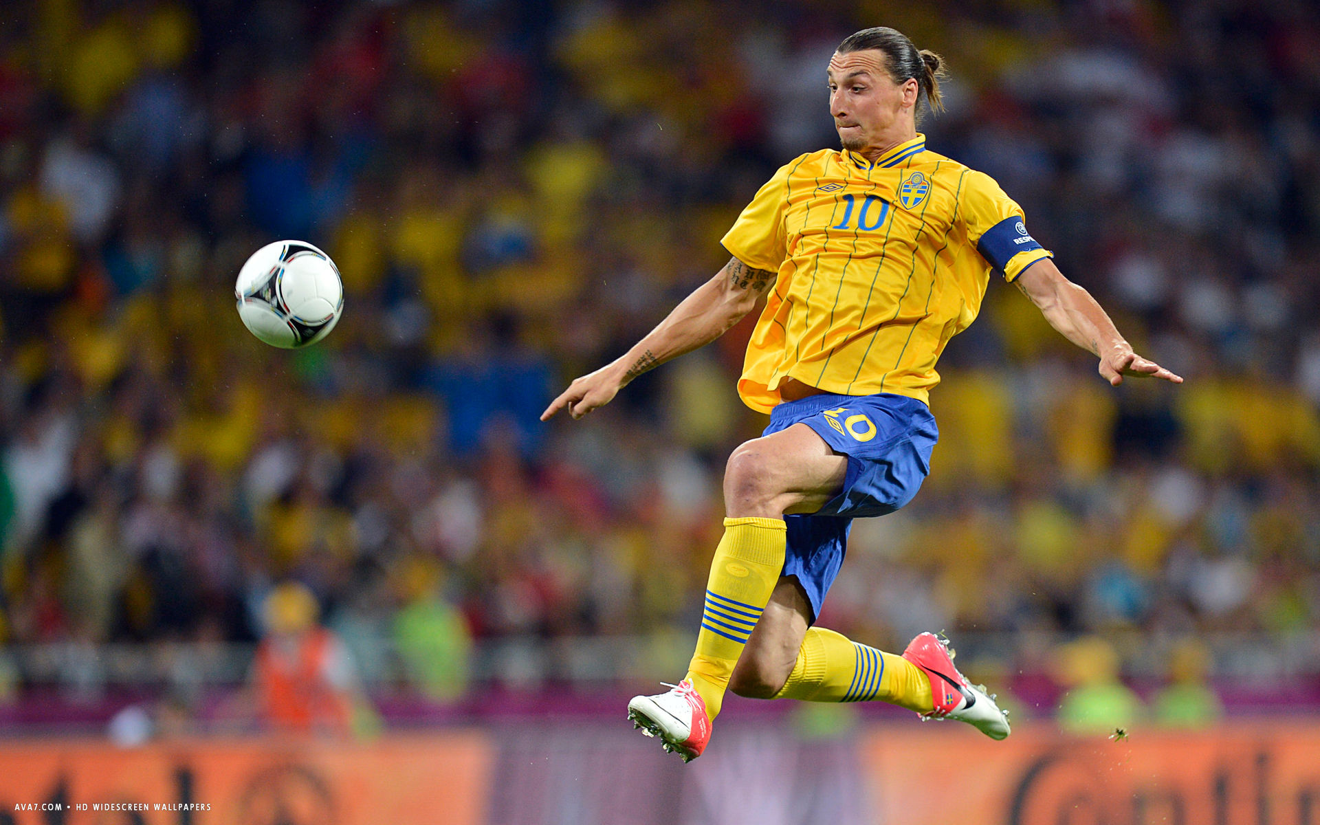 Zlatan Ibrahimovic Football Player Hd Widescreen Wallpaper - Zlatan Ibrahimović Wallpaper Iphone - HD Wallpaper 