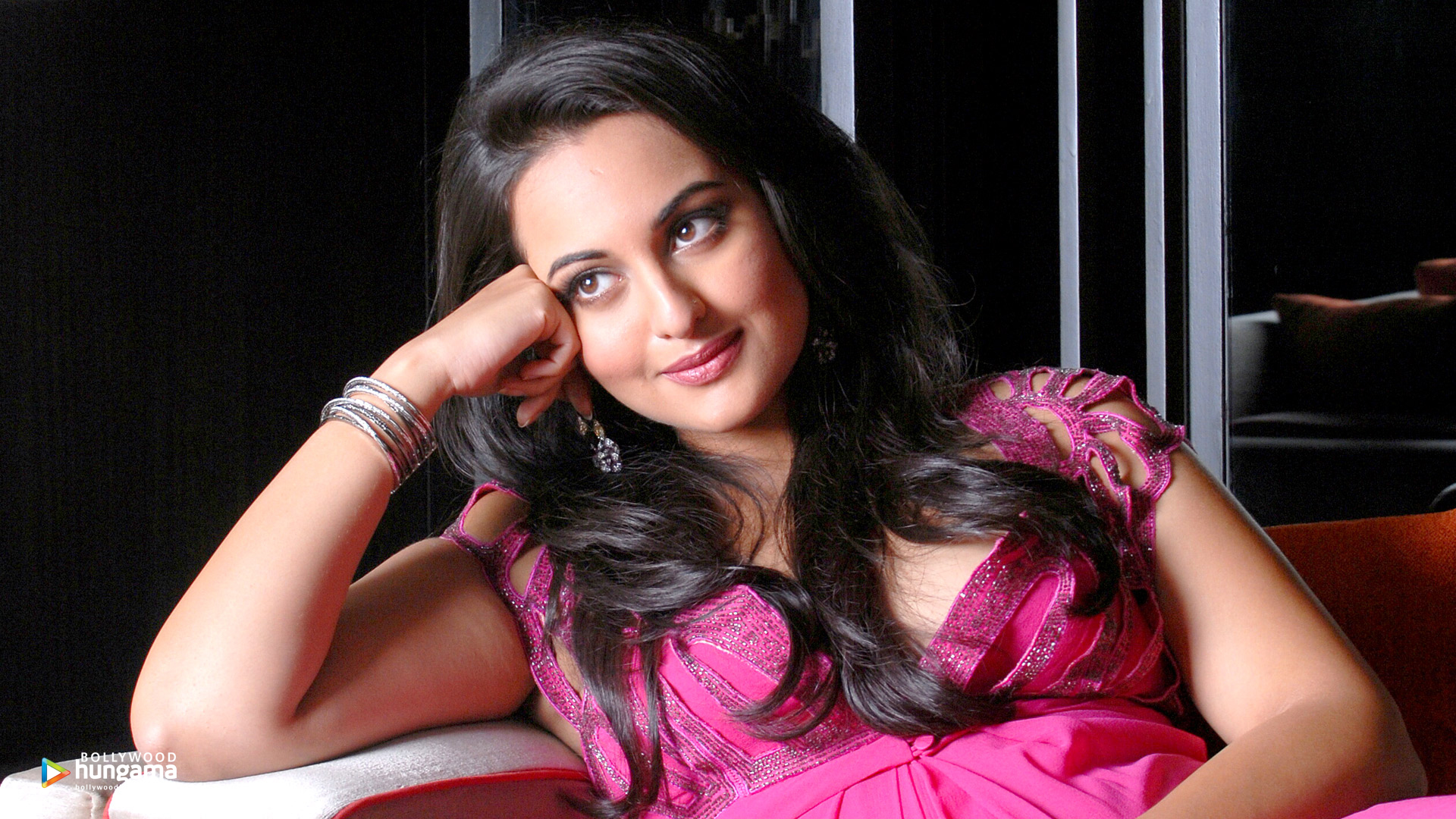 Sonakshi Sinha - HD Wallpaper 