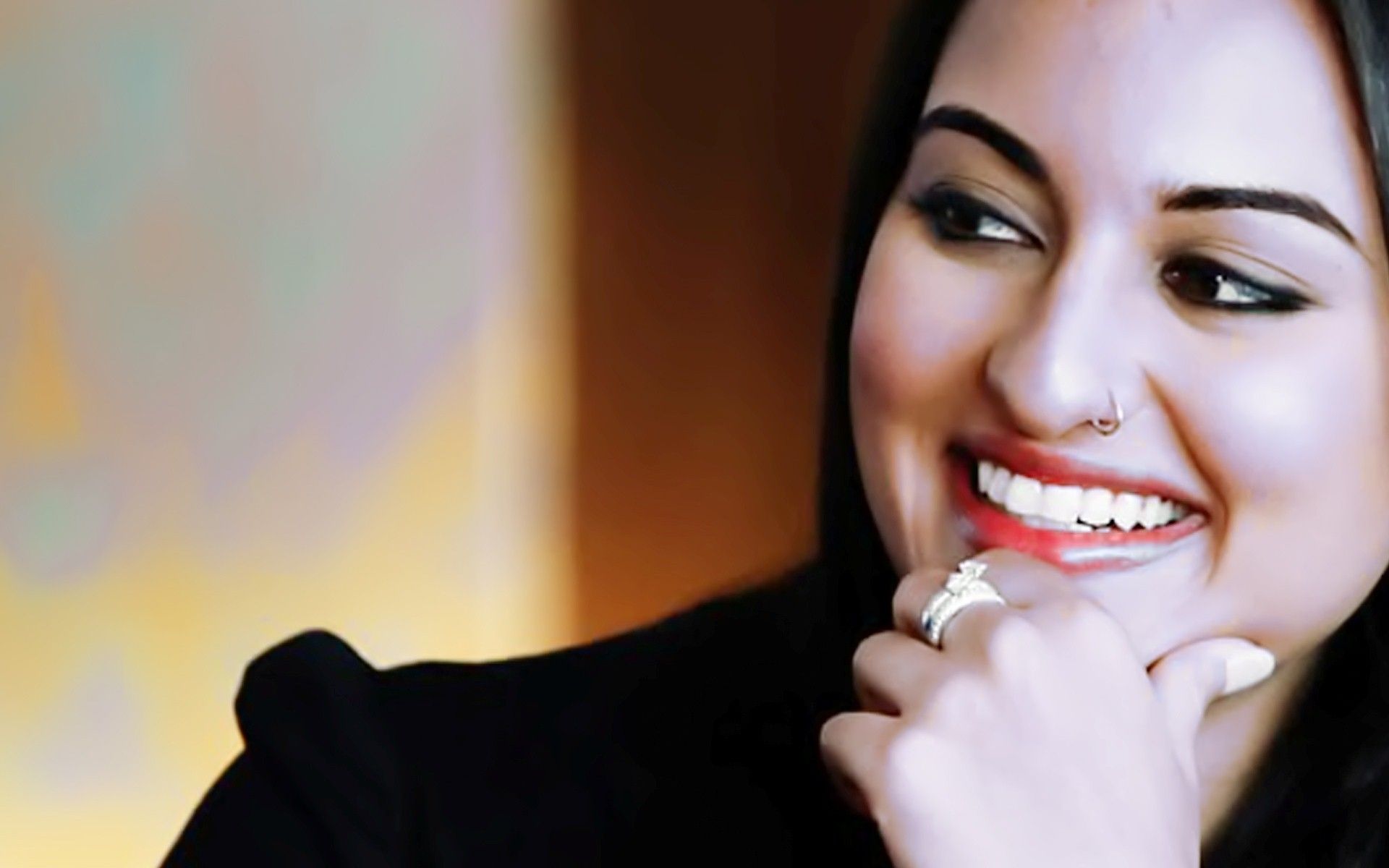 Cute Smile Of Sonakshi Sinha Famous Bollywood Actress - Sonakshi Sinha - HD Wallpaper 