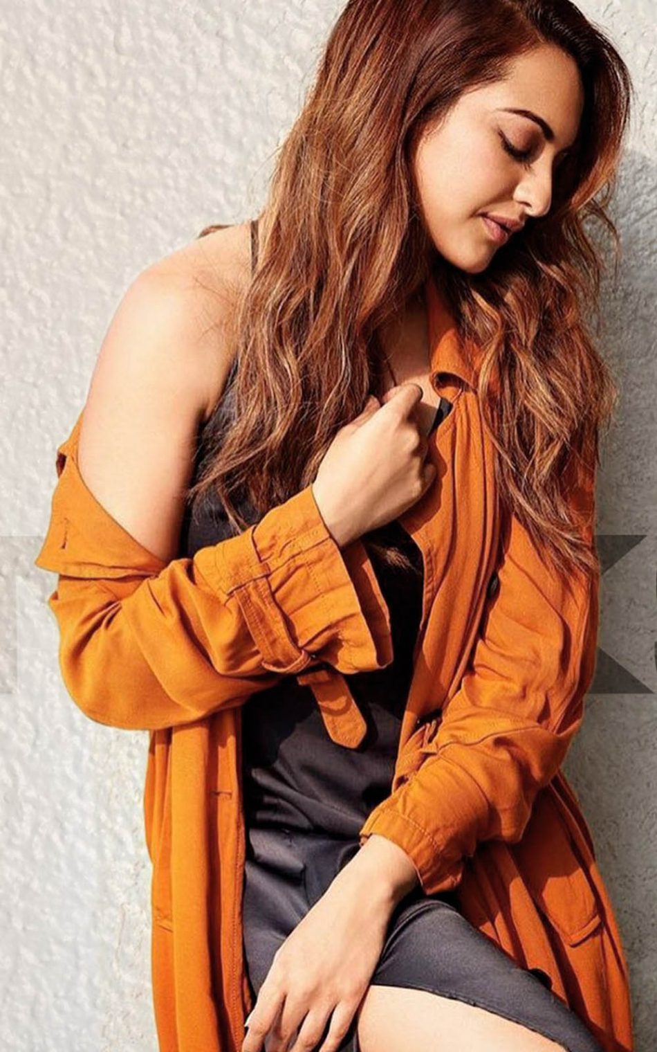 Sonakshi Sinha 2017 Photoshoot Hd Mobile Wallpaper - Sonakshi Sinha Hair Colour - HD Wallpaper 