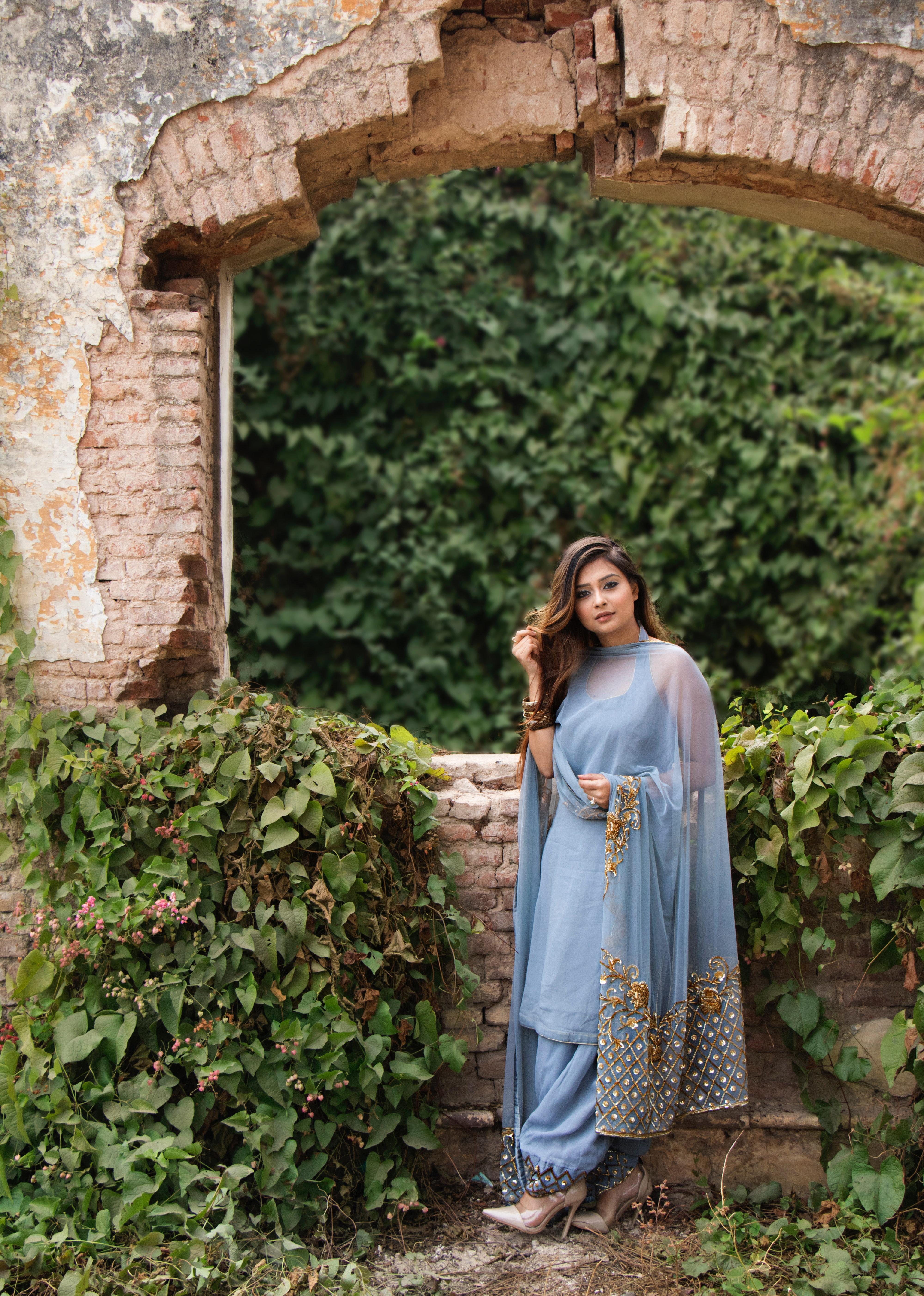 Desi Beautiful Girl Hd Wallpaper - Photoshoot Poses For Girls In Suit - HD Wallpaper 