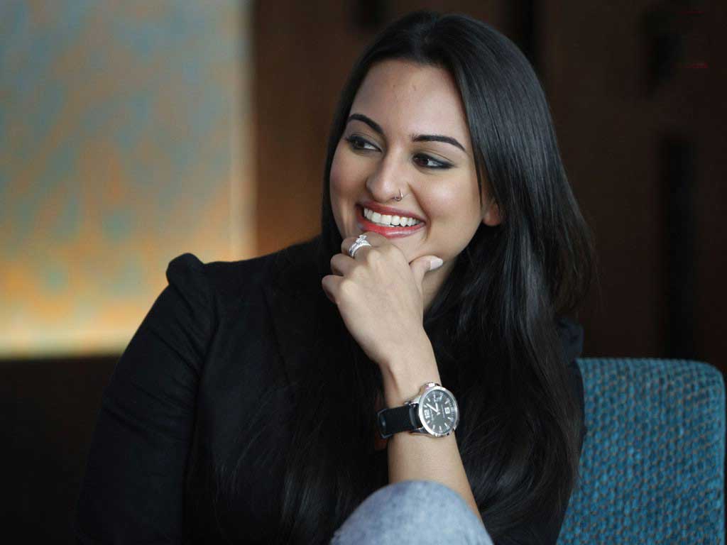 Sonakshi Sinha Black Suit Hd Wallpaper - Sonakshi Sinha - HD Wallpaper 